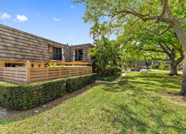 Property at 314 3rd Ter, Palm Beach Gardens, FL 33418, 3 beds, 2.5 baths