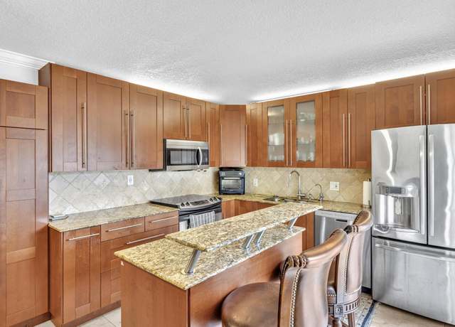 Property at 211 2nd Ct, Palm Beach Gardens, FL 33410, 2 beds, 2.5 baths