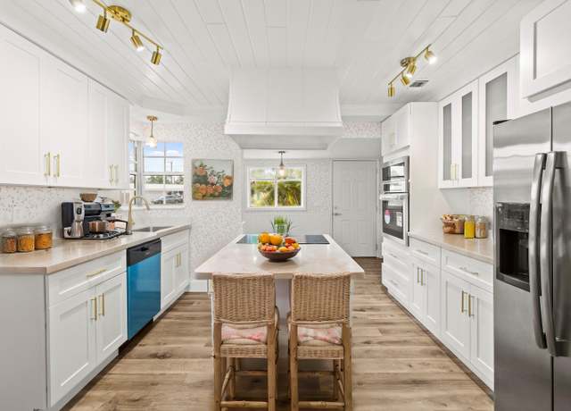 Property at 379 Garden Blvd, Palm Beach Gardens, FL 33410, 4 beds, 2 baths