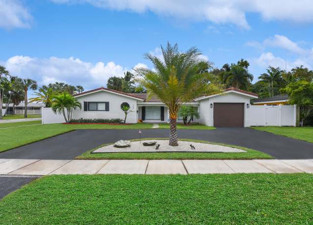Property at 700 SW 4th St, Boca Raton, FL 33486, 3 beds, 2 baths
