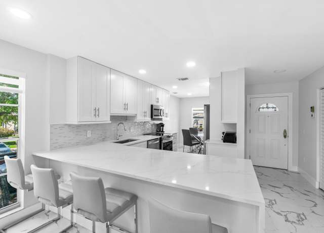 Property at 6 Stratford Dr E Unit D, Boynton Beach, FL 33436, 2 beds, 2 baths