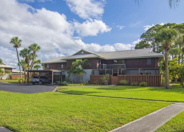 Property at 1803 SE Sir Lancelot Dr, Port Saint Lucie, FL 34952, 2 beds, 2.5 baths