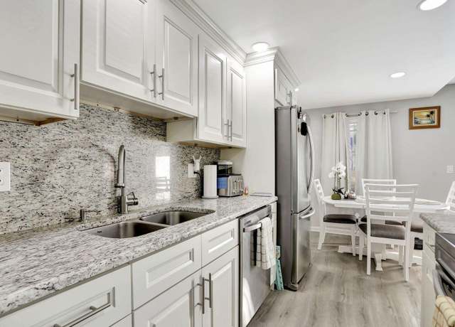 Property at 1052 Harwood E, Deerfield Beach, FL 33442, 2 beds, 1.5 baths