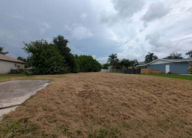 Property at 385 SW Lakehurst Dr, Port Saint Lucie, FL 34983