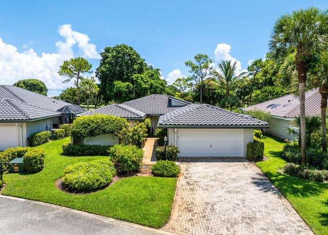 Property at 3 Glens Dr E, Boynton Beach, FL 33436, 3 beds, 2.5 baths