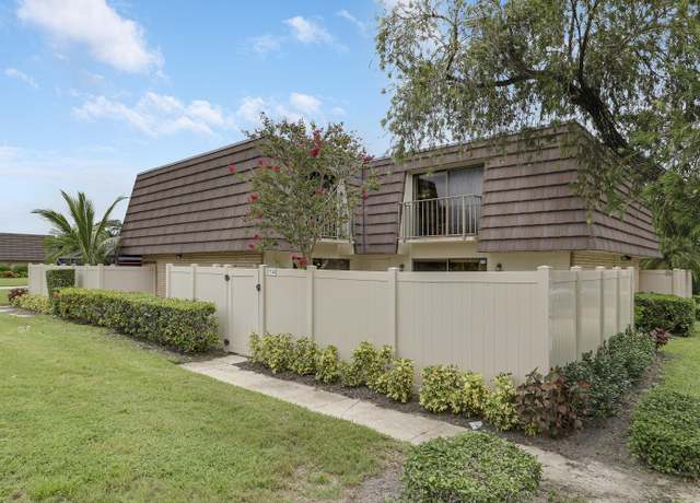 Property at 7126 71st Way, West Palm Beach, FL 33407, 2 beds, 2.5 baths