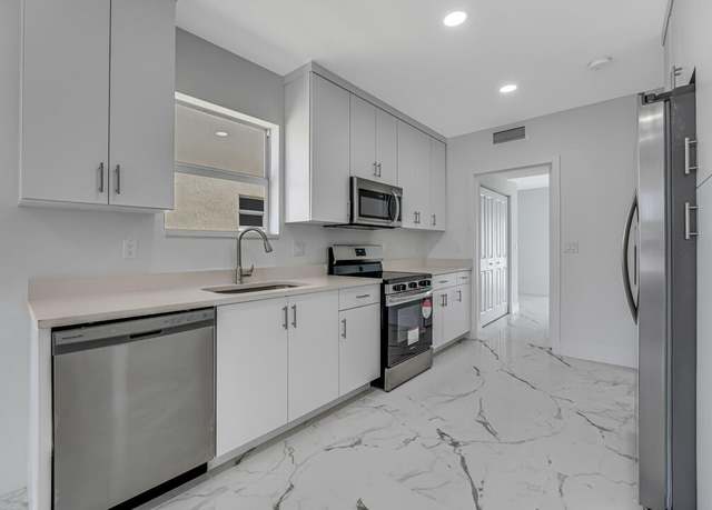 Property at 410 NW 13th Ave, Boynton Beach, FL 33435, 3 beds, 2.5 baths