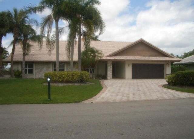 Property at 24 Dunbar Rd, Palm Beach Gardens, FL 33418, 4 beds, 2.5 baths