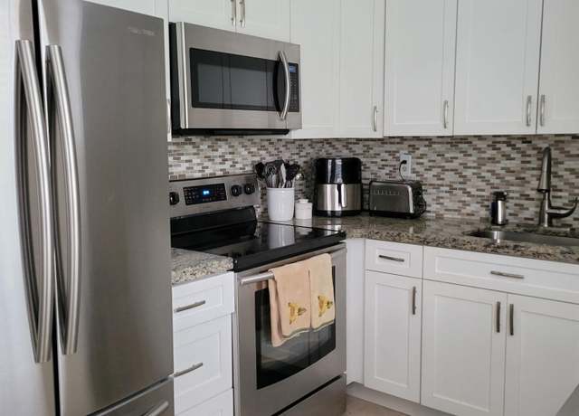 Property at 341 Burgundy H Unit H, Delray Beach, FL 33484, 2 beds, 2 baths