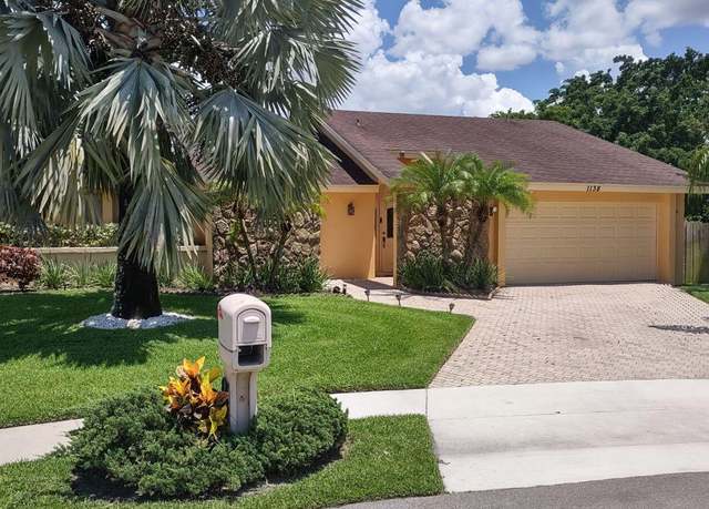 Property at 1138 Hickory Trl, Wellington, FL 33414, 3 beds, 2.5 baths