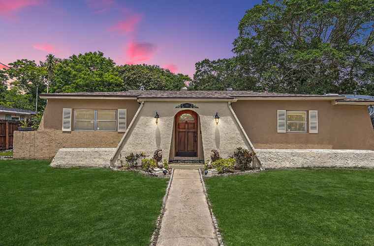 Photo of 306 S Caloosahatchee Ave Jupiter, FL 33458