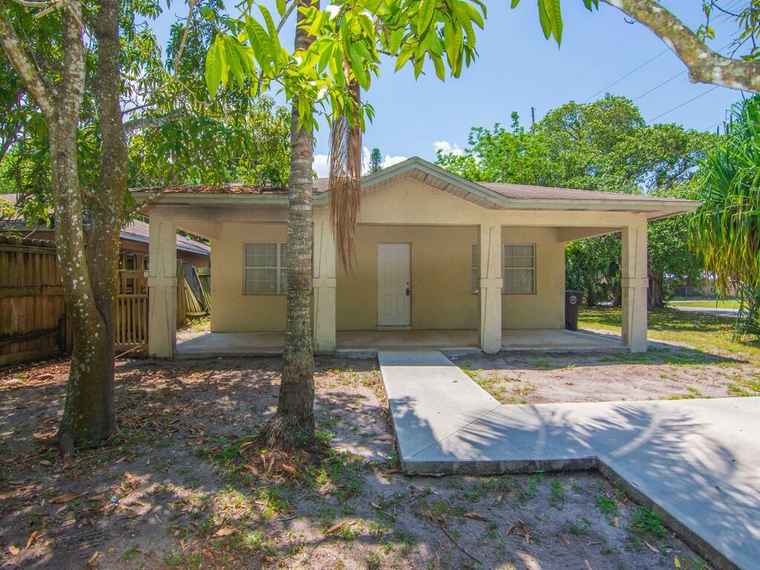 Photo of 605 Dundas Ct Fort Pierce, FL 34950