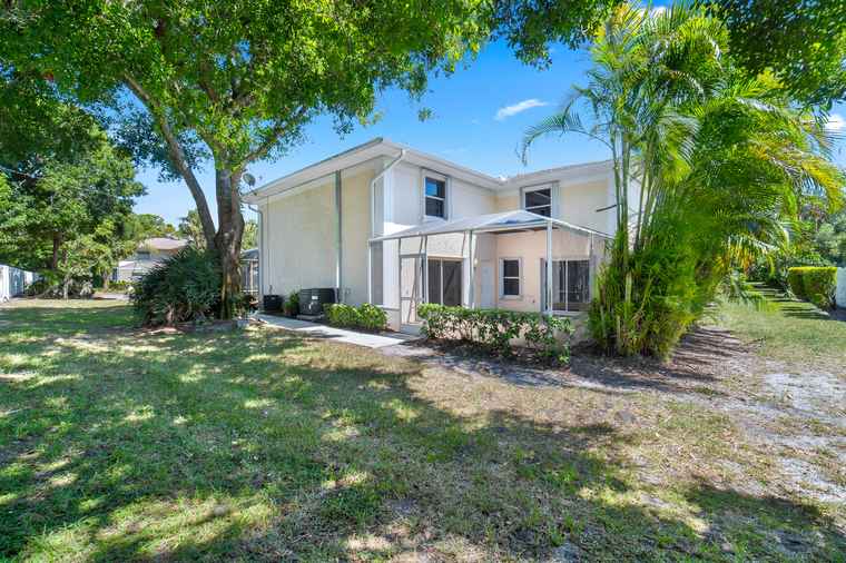 Photo of 1536 N Lawnwood Cir #3 Fort Pierce, FL 34950