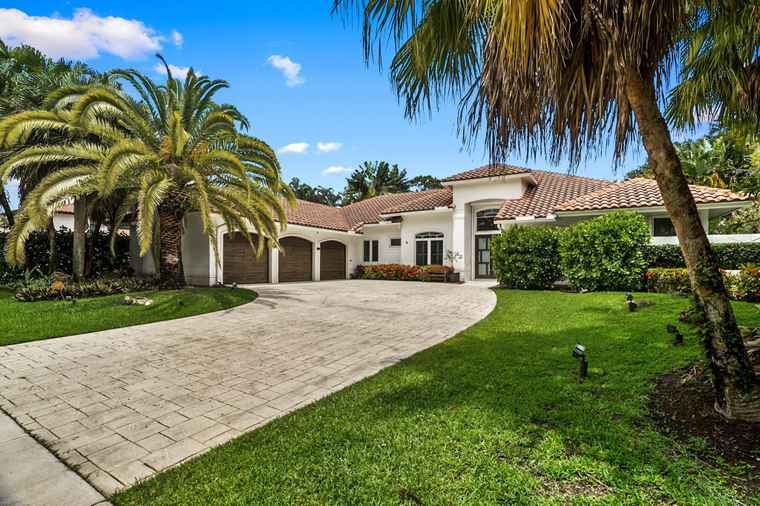 Photo of 910 Parkside Cir N Boca Raton, FL 33486