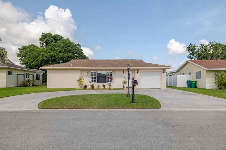 Photo of 8111 NW 94th Ave Tamarac, FL 33321