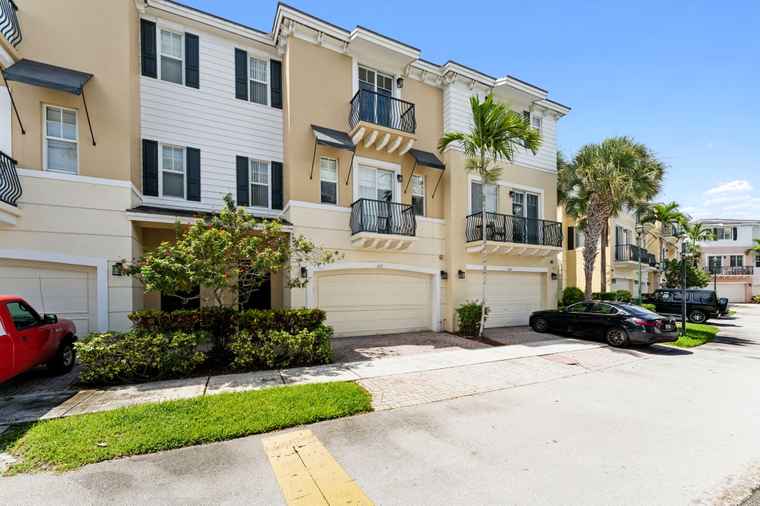 Photo of 671 NW 38th Cir Boca Raton, FL 33431
