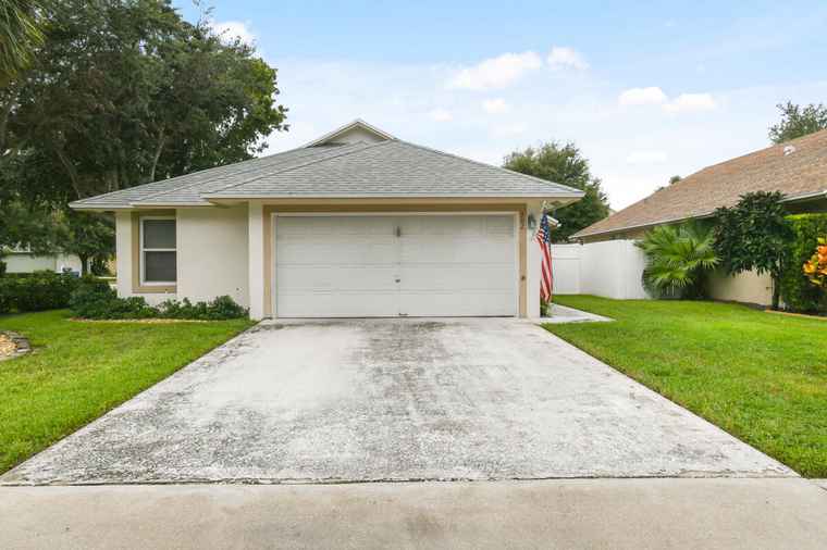 Photo of 102 Pennock Landing Cir Jupiter, FL 33458
