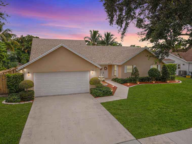 Photo of 12275 Sannenwood Ln Wellington, FL 33414