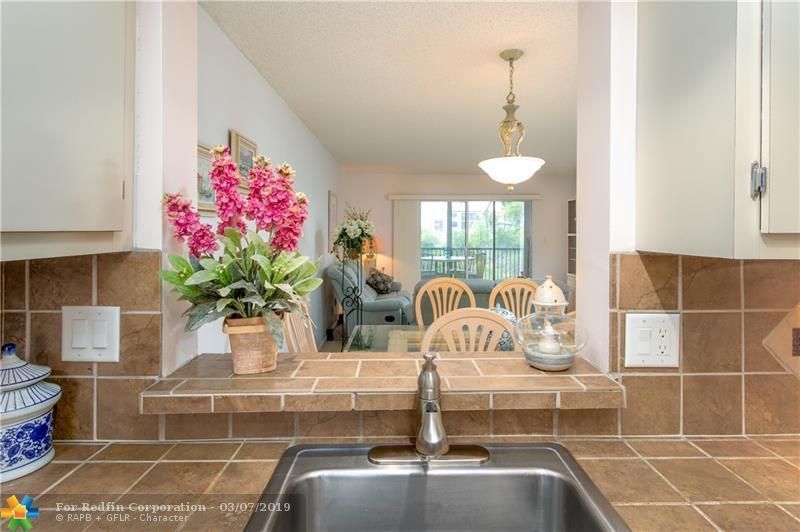 Forrent Spacious Unit For Rent 2 Bedrooms 2 Bathrooms Beautiful Quiet Community Great Corner Unit Wi Cool Pools Pompano Beach Basketball Court Flooring