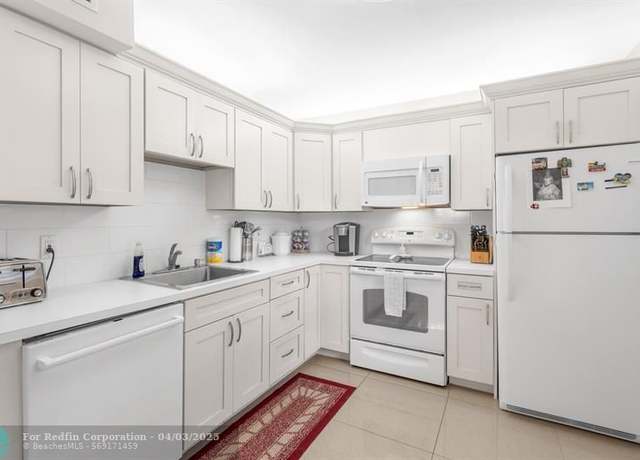 Property at 3800 Oaks Clubhouse Dr #110, Pompano Beach, FL 33069, 3 beds, 2 baths