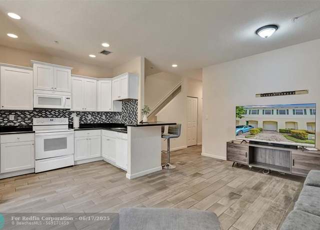 Property at 708 SW 1st Dr #708, Pompano Beach, FL 33060, 3 beds, 2.5 baths