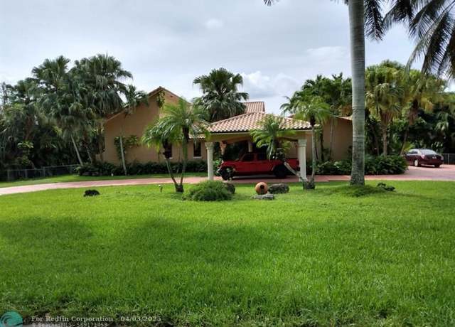 Property at 10010 NW 135th St, Hialeah Gardens, FL 33018, 4 beds, 4 baths