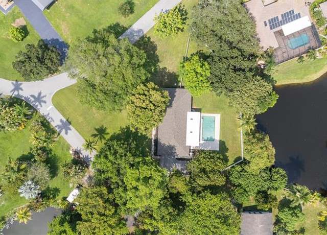 Property at 4000 109th Ave, Davie, FL 33328, 4 beds, 3 baths