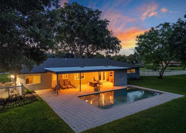 Property at 4000 109th Ave, Davie, FL 33328, 4 beds, 3 baths