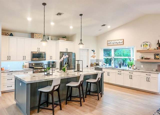 Property at 15630 Chandelle Pl, Wellington, FL 33414, 5 beds, 3 baths