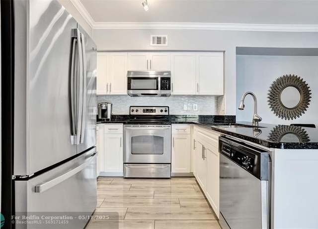 Property at 6492 Emerald Dunes Dr #204, West Palm Beach, FL 33411, 3 beds, 2 baths