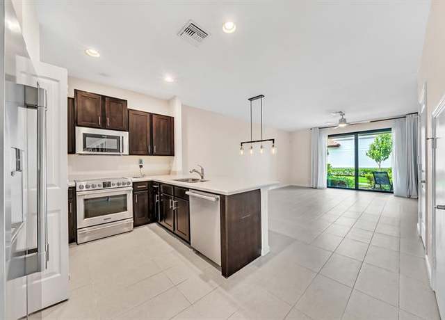 Property at 4208 N Dixie Hwy #25, Oakland Park, FL 33334, 3 beds, 2.5 baths