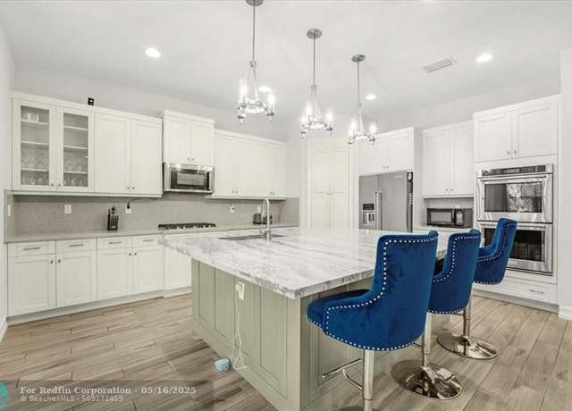 Property at 9010 E Watercrest Cir, Parkland, FL 33076, 4 beds, 3.5 baths