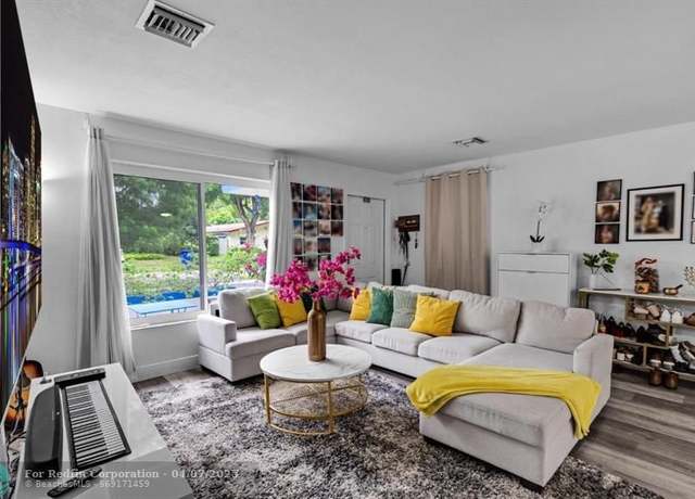 Property at 315 S 57th Ave, Hollywood, FL 33023, 3 beds, 2 baths