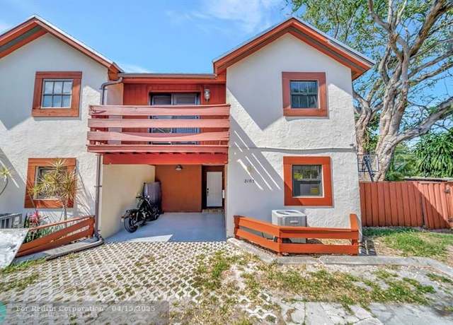 Property at 2105 N 19th Ave, Hollywood, FL 33020, 2 beds, 2.5 baths