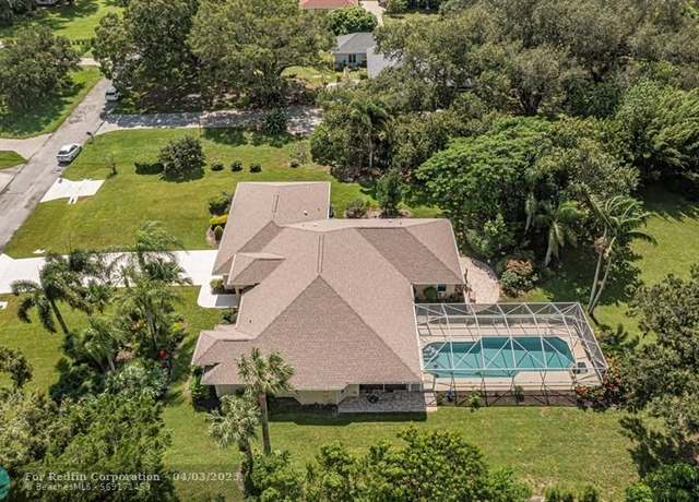 Property at 735 34th Ter, Vero Beach, FL 32968, 3 beds, 2.5 baths
