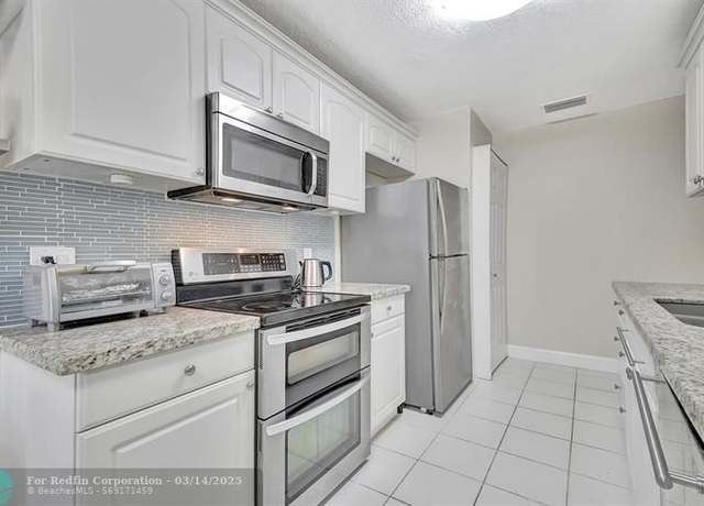 Property at 21810 Cypress Cir Unit C, Boca Raton, FL 33433, 2 beds, 2.5 baths