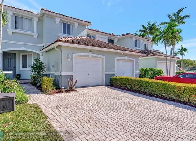 Property at 2029 Oakhurst Way, Riviera Beach, FL 33404, 3 beds, 2.5 baths