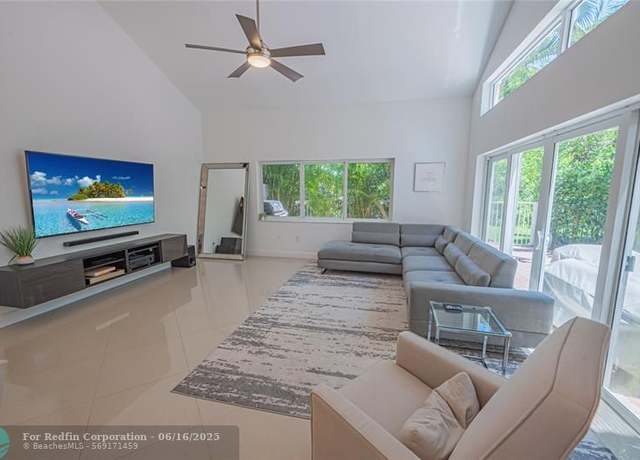Property at 1135 W Lake St, Hollywood, FL 33019, 3 beds, 2.5 baths