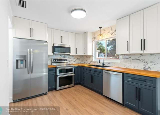 Property at 916 B St, Lake Worth, FL 33460, 2 beds, 2 baths