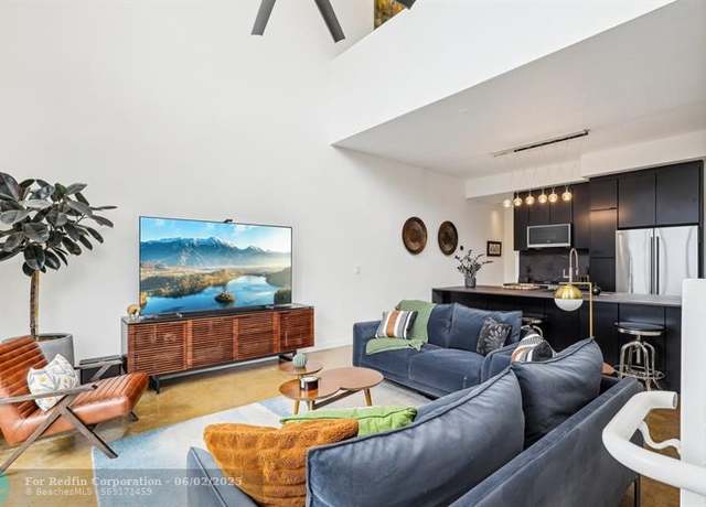 Property at 816 NE 28th St #816, Wilton Manors, FL 33334, 2 beds, 2.5 baths