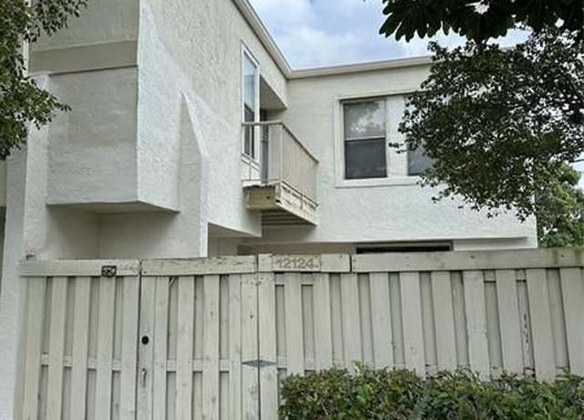 Property at 12124 Regal Ct, Wellington, FL 33414, 2 beds, 2.5 baths
