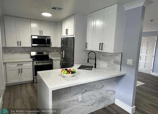 Property at 814 SW 12th Pl, Fort Lauderdale, FL 33315, 3 beds, 2 baths