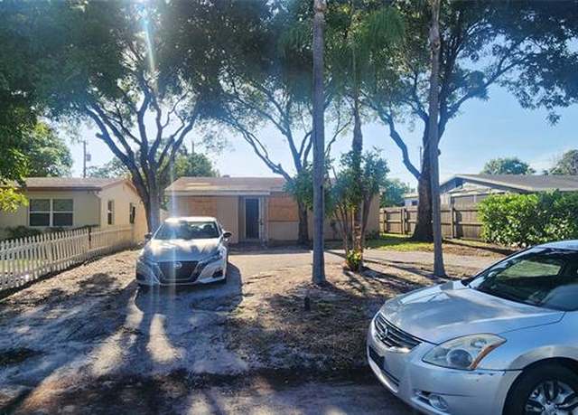 Property at 1106 D St, Lake Worth, FL 33460, 4 beds, 2 baths