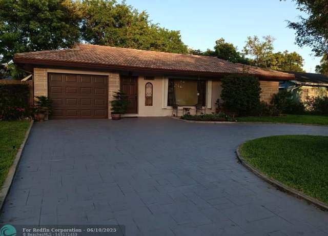 Property at 8204 NW 100th Ter, Tamarac, FL 33321, 2 beds, 2.5 baths