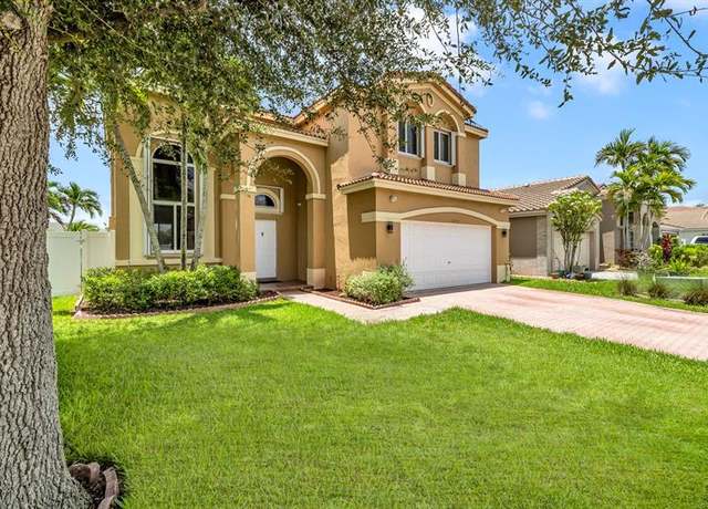 Property at 10714 SW 17th Pl, Davie, FL 33324, 4 beds, 2.5 baths