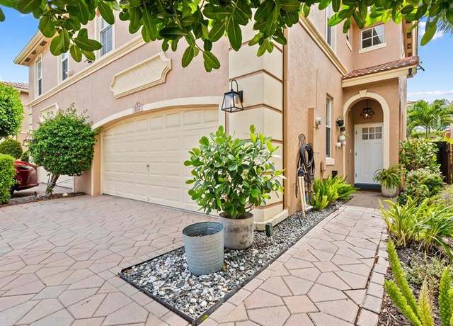 Property at 5157 Meadow Oaks Dr #5157, Coconut Creek, FL 33073, 3 beds, 2.5 baths
