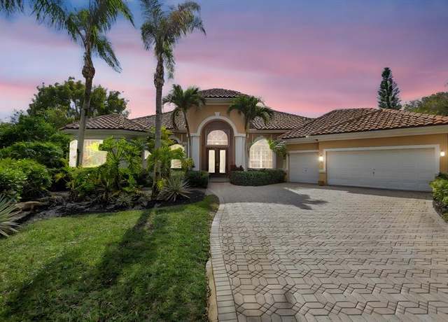 Property at 911 Forest Glen Ln, Wellington, FL 33414, 5 beds, 3 baths