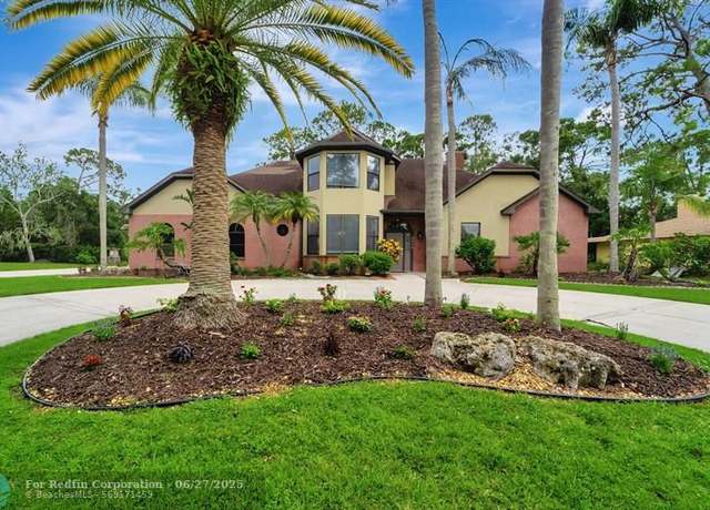 Property at 8040 Conservatory Cir, Sarasota, FL 34243, 4 beds, 2.5 baths