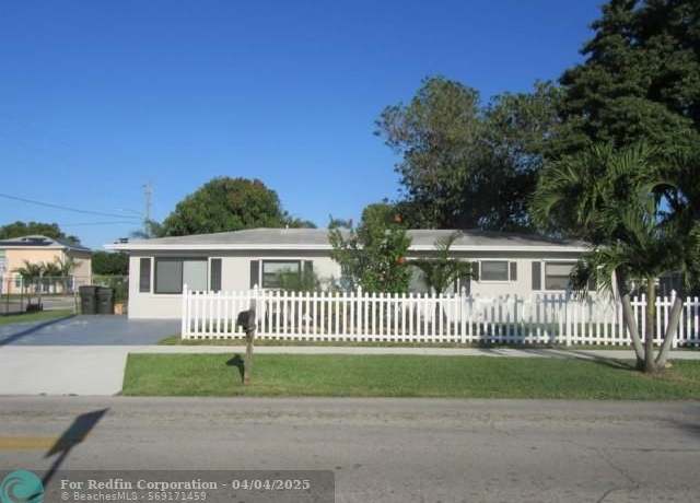 Property at 401 SW 8th Ave, Delray Beach, FL 33444, 4 beds, 2 baths