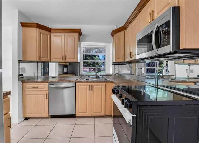 Property at 17 Willowbrook Ln #204, Delray Beach, FL 33446, 2 beds, 2 baths